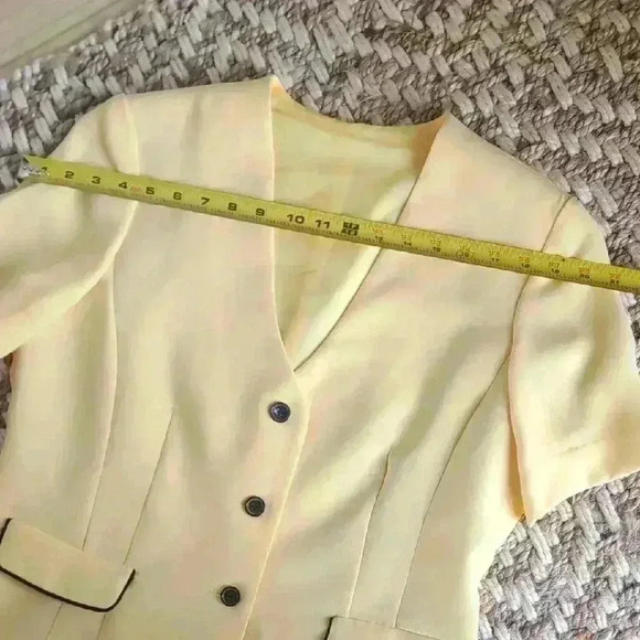Chic Yellow Blazer with Black Trim - Picture 4 of 5